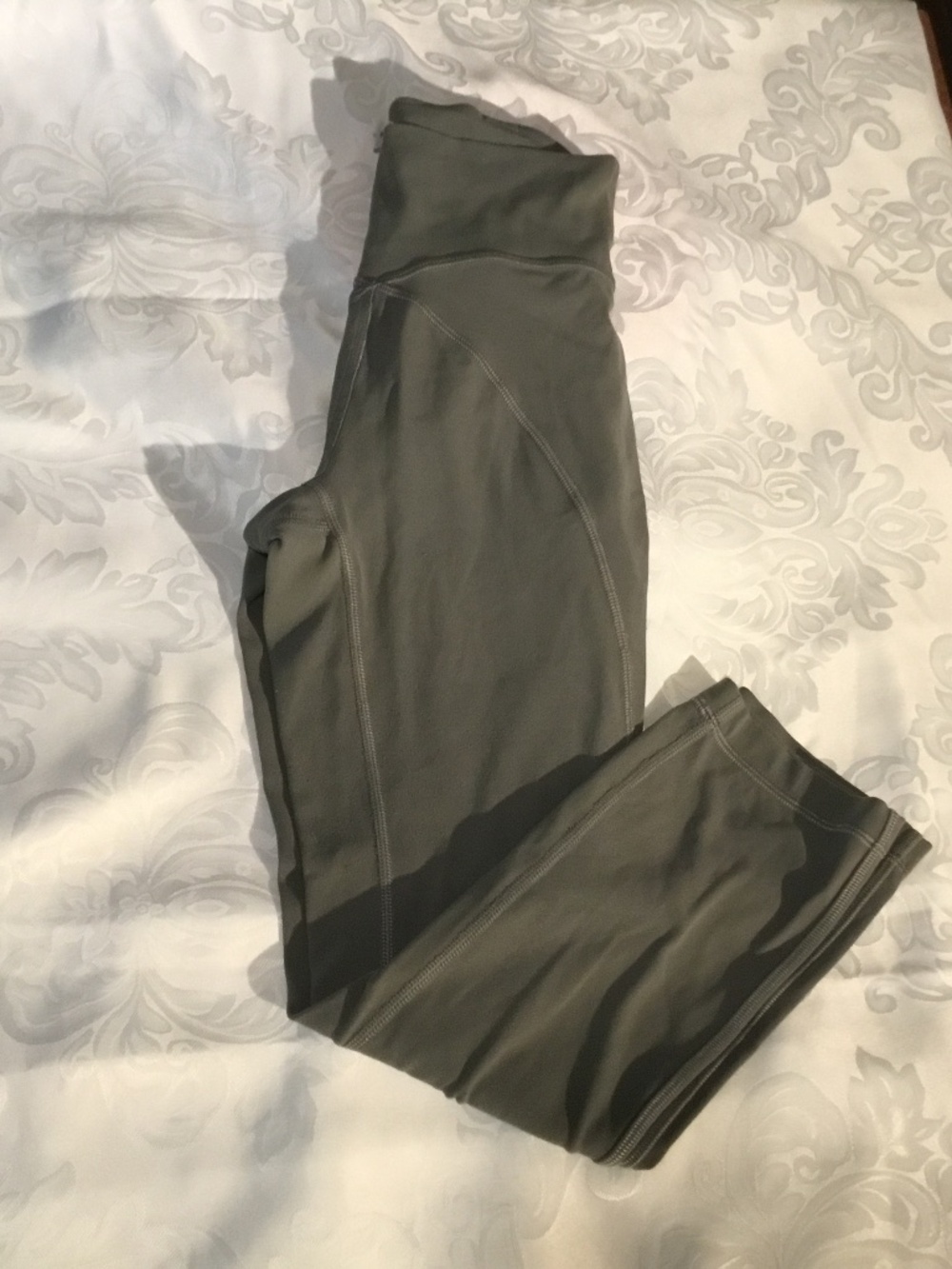 Lululemon size 2 for younger teens olive green leggings - Picture 9 of 9